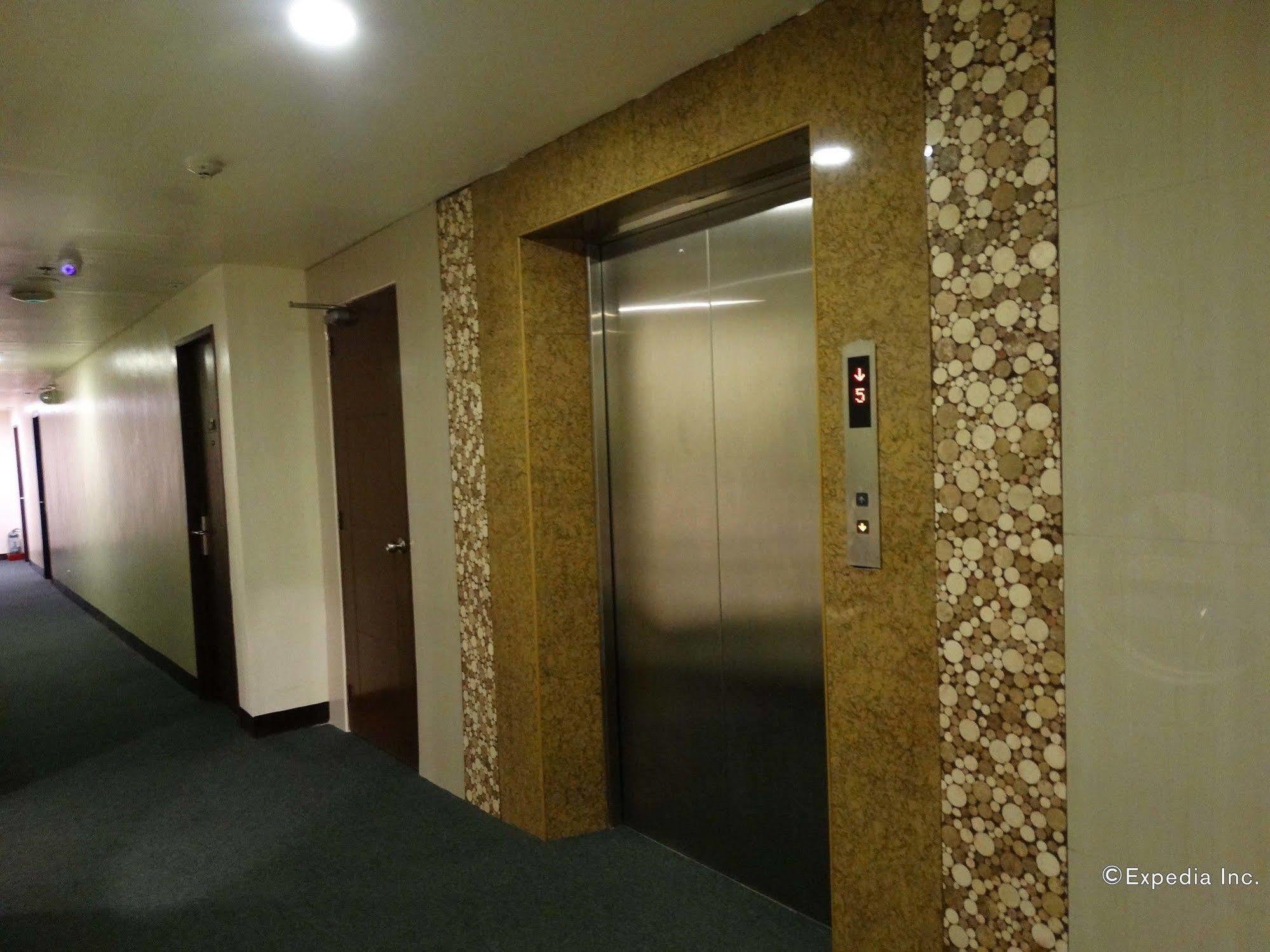 D Circle Hotel Manila Exterior photo